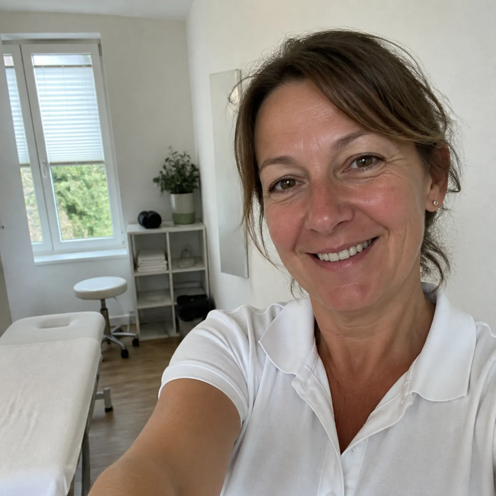 Sabine Krüger, Physiotherapeutin aus Köln, in ihrer Praxis